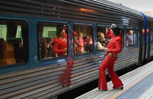 Поклонник Элвиса использует окно поезда как зеркало на Центральном вокзале в Сиднее. - Sputnik Армения