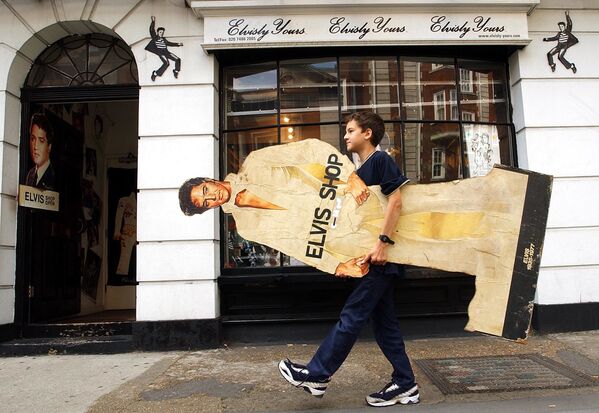 Двенадцатилетний Костя Абрамович несет большую вырезку Элвиса Пресли в магазин, Лондон. - Sputnik Армения