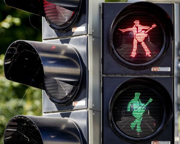 Фигурки, изображающие певца Элвиса Пресли, появляются на светофоре в Бад-Наухайме, Германия. - Sputnik Армения