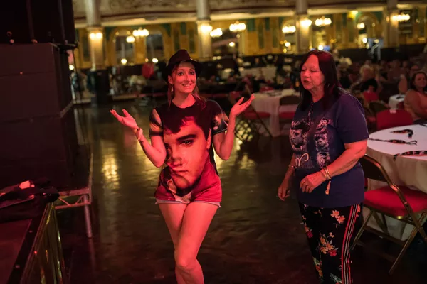 Поклонники Элвиса Пресли танцуют в день открытия фестиваля Elvis Celebration в Англии. Поклонники Элвиса Пресли танцуют в день открытия фестиваля Elvis Celebration в Англии. - Sputnik Армения