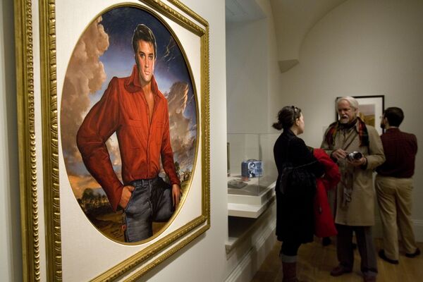Представители СМИ разговаривают у картины Ральфа Вулфа Коуэна «Элвис Пресли» в Вашингтоне. - Sputnik Армения