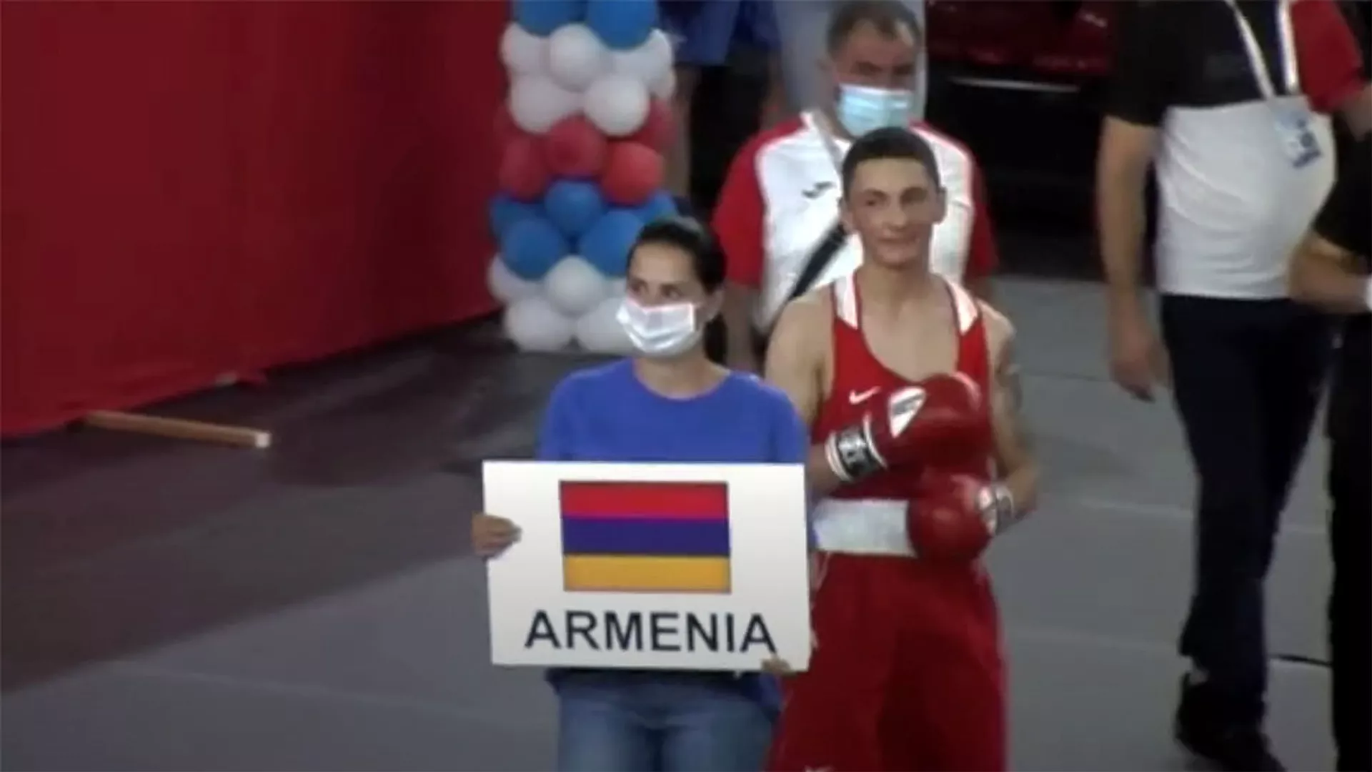 Боксер Аргишти Акопян (Армения) перед началом поединка против Омара Серина (Турция) на Чемпионат по боксу среди подростков 2021 (16 августа 2021). Босния и Герцеговина Боксер Аргишти Акопян (Армения) перед началом поединка против Омара Серина (Турция) на Чемпионат по боксу среди подростков 2021 (16 августа 2021). Босния и Герцеговина - Sputnik Армения, 1920, 14.09.2021