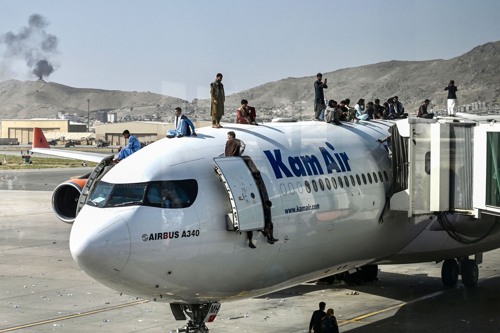 Афганцы забираются на самолет в аэропорту Кабула, пытаясь спастись из страны - Sputnik Армения, 1920, 29.04.2022
