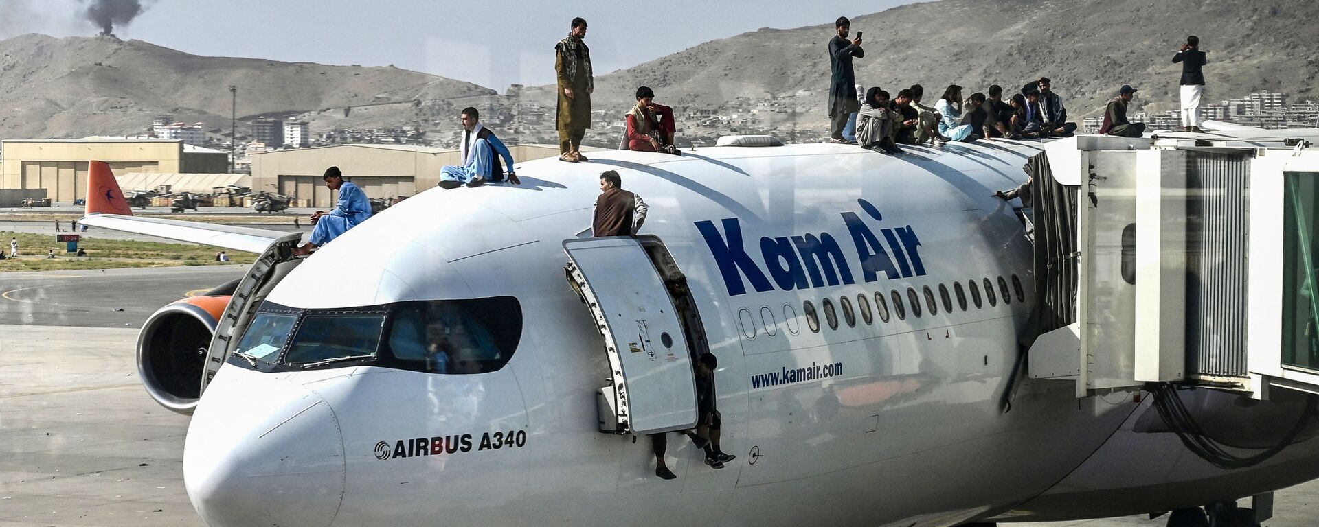 Афганцы забираются на самолет в аэропорту Кабула, пытаясь спастись из страны - Sputnik Армения, 1920, 17.08.2021