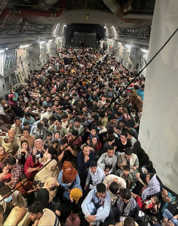 Эвакуированные в самолете ВВС США C-17 Globemaster III во время рейса Афганистан-Катар  - Sputnik Армения