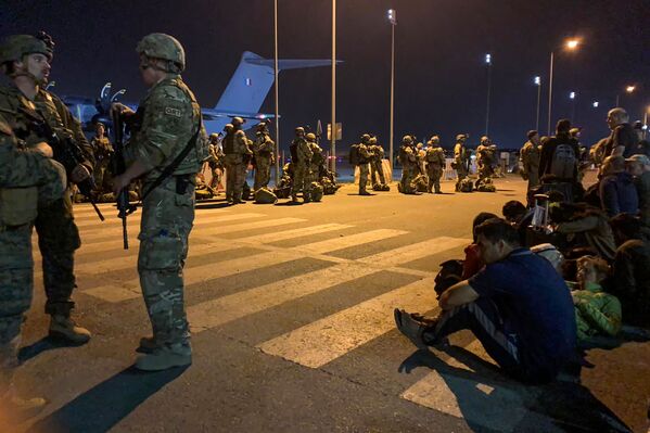 Солдаты французской армии в аэропорту Кабула  - Sputnik Армения