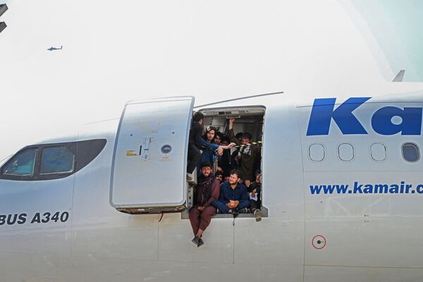 Աֆղանները Քաբուլի օդանավակայանում նստել են թռչել պատրաստվող օդանավի դռների մեջ - Sputnik Արմենիա