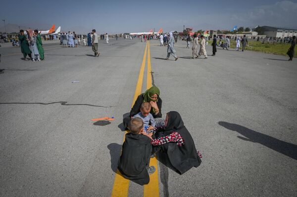 Афганцы на взлетной полосе в аэропорту Кабула  - Sputnik Армения