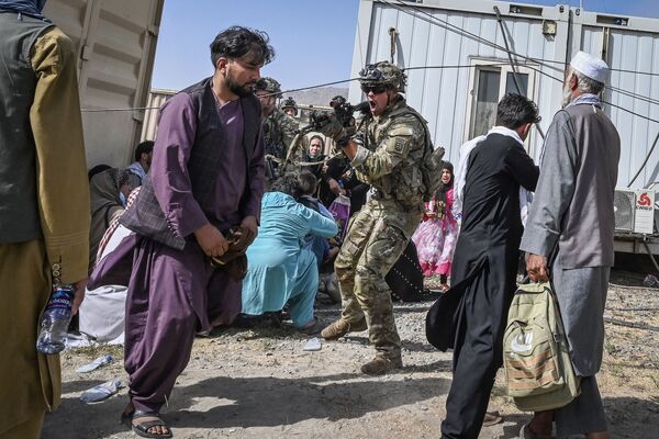 Американский солдат целится в афганцев в аэропорту Кабула  - Sputnik Армения