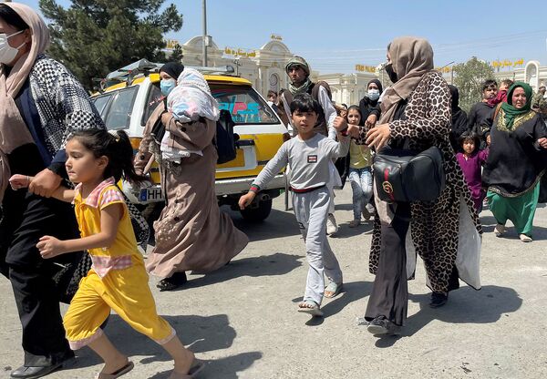 Женщины со своими детьми пытаются попасть в международный аэропорт имени Хамида Карзая в Кабуле - Sputnik Армения