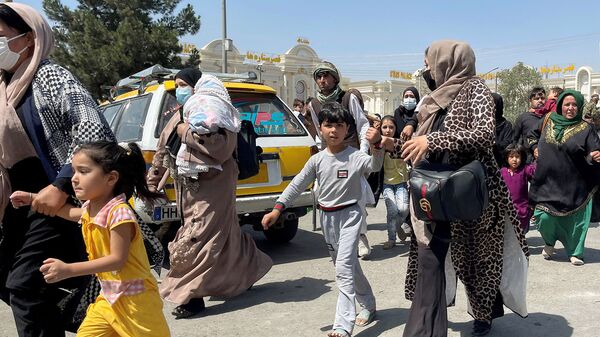 Женщины со своими детьми пытаются попасть в международный аэропорт имени Хамида Карзая в Кабуле - Sputnik Армения