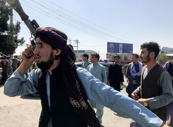 Թալիբանի զինյալը զննում է Քաբուլի Համիդ Քարզայի անվան միջազգային օդանավակայանից դուրս գտնվող տարածքը - Sputnik Արմենիա
