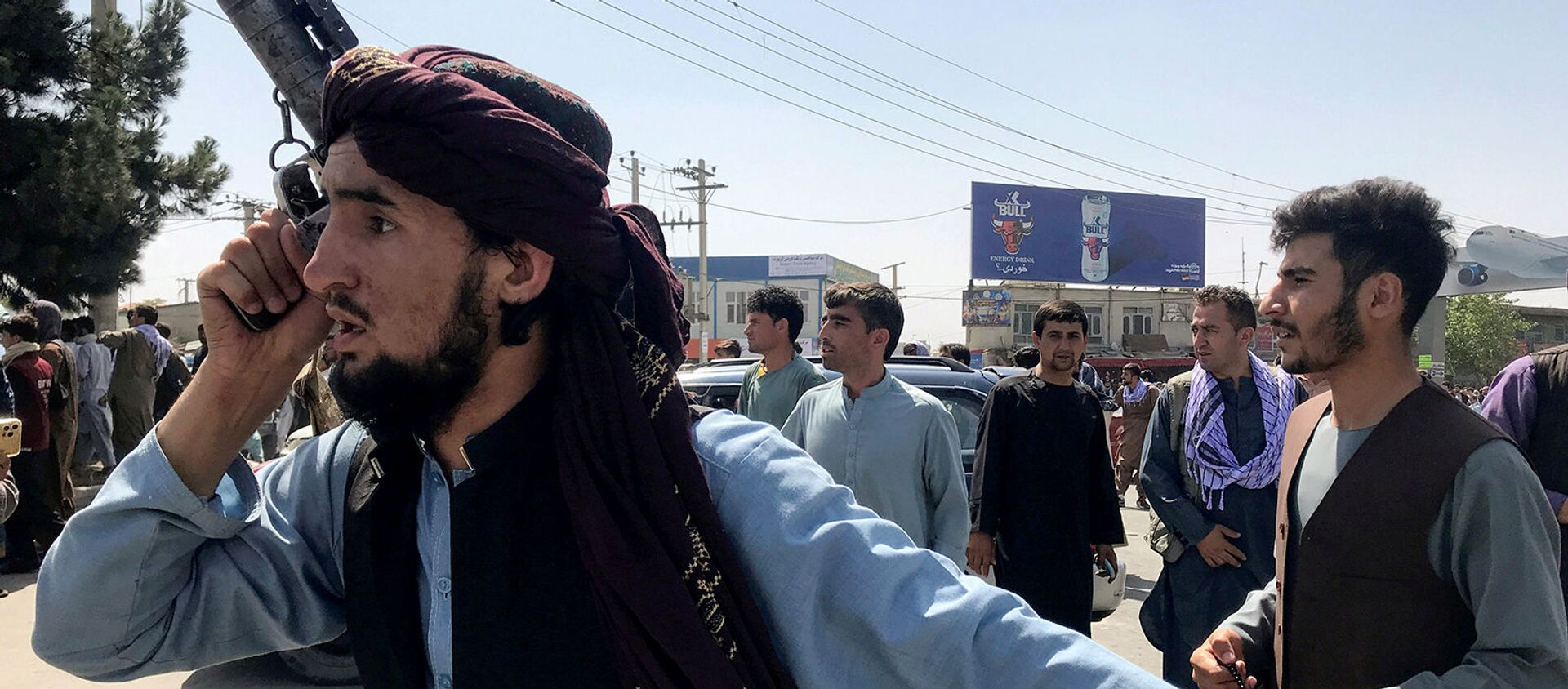 Боевик Талибана осматривает территорию за пределами международного аэропорта имени Хамида Карзая в Кабуле - Sputnik Արմենիա, 1920, 17.08.2021