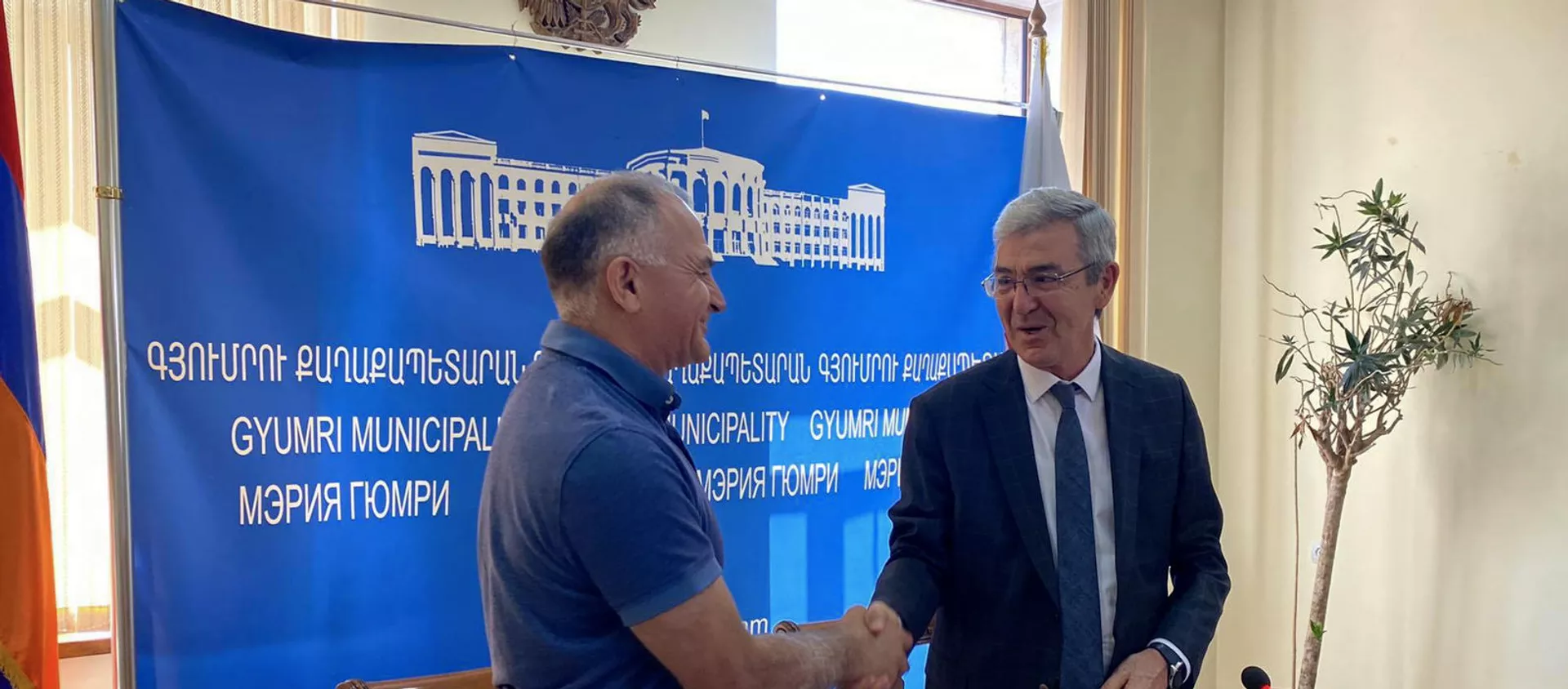 Заместитель мэра Рубен Саноян (справа) во время подписания договора о решении жилищных проблем семей, проживающих в домиках (19 августа 2021). Гюмри - Sputnik Армения, 1920, 19.08.2021