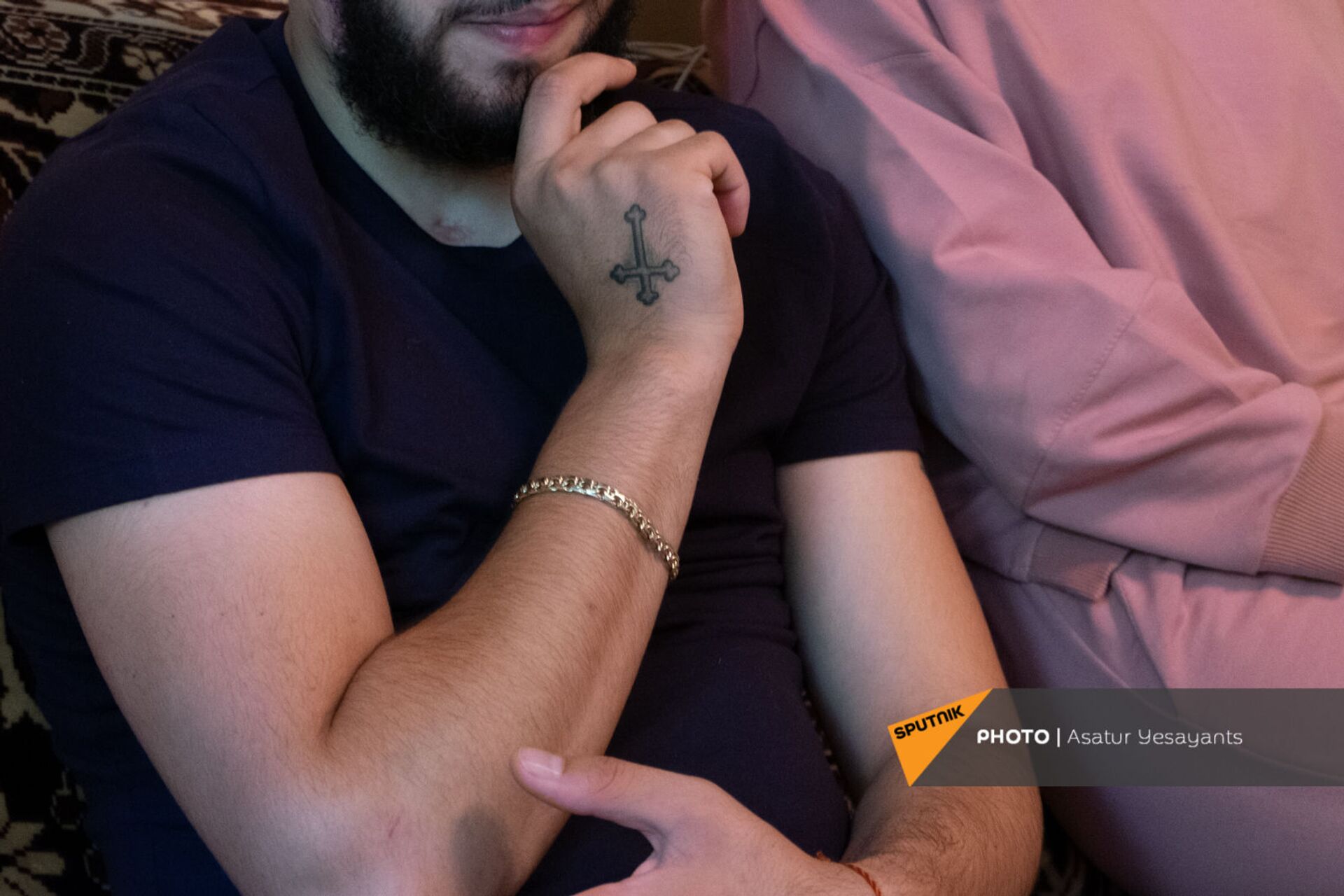 Татуировка в виде креста на руке Врежа Бадаляна, по которой его опознали родители - Sputnik Армения, 1920, 14.09.2021