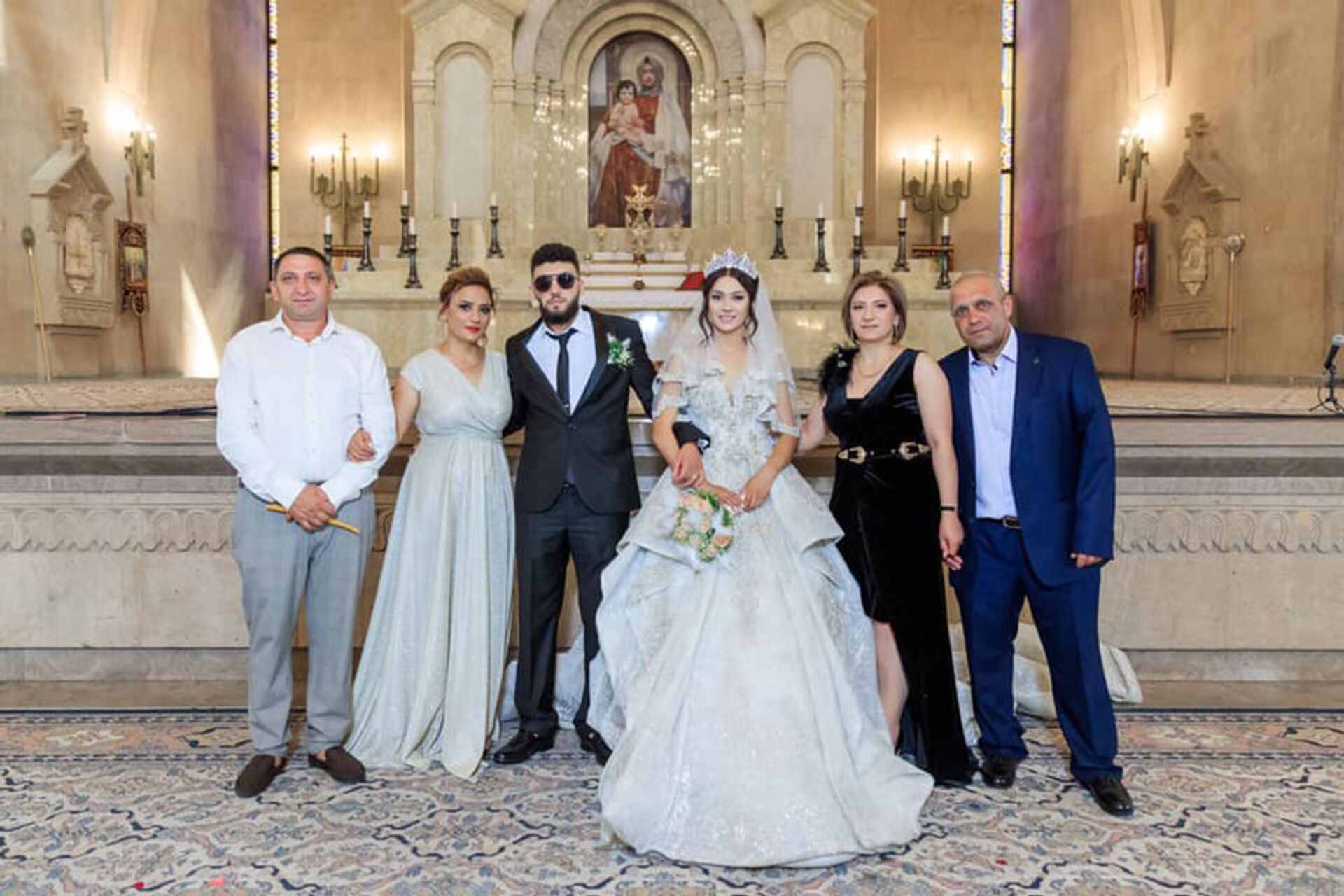 Вреж и Кристина Бадалян с родителями во время венчания в церкви - Sputnik Армения, 1920, 14.09.2021