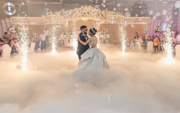Вреж и Кристина во время свадебного танца - Sputnik Արմենիա