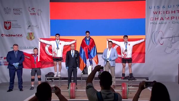 Спортсмен из Армении Рафик Минасян завоевал золотую медаль на юниорском чемпионате Европы по тяжелой атлетике в Польше - Sputnik Армения