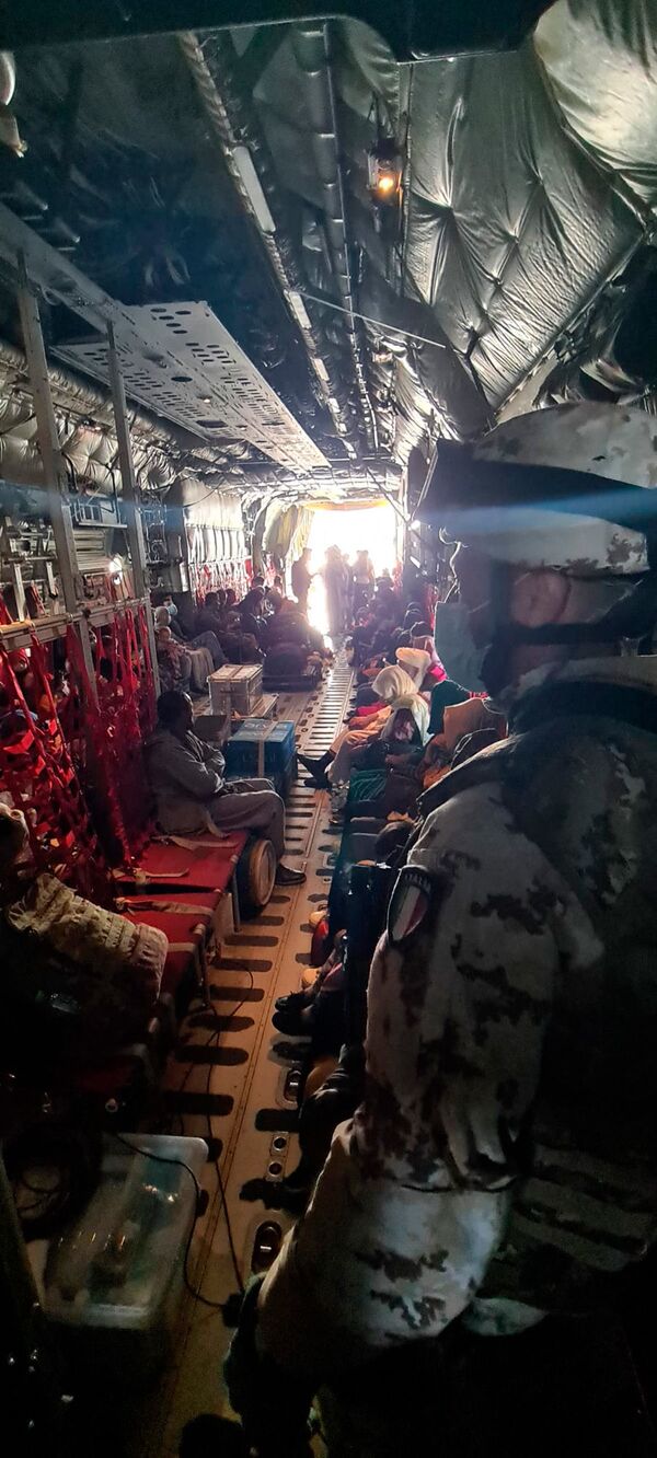 Беженцы из Афганистана на борту самолета, направляющегося в Рим - Sputnik Армения