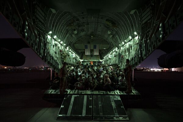 Афганские беженцы на борту самолета C-17 Globemaster III в аэропорту Кабула - Sputnik Армения