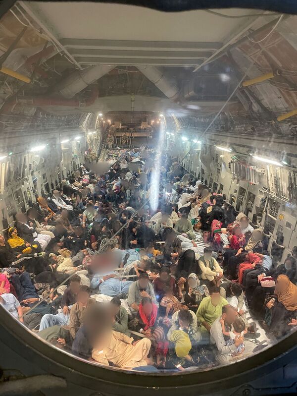Пассажиры на борту самолета C-17 британских ВВС во время эвакуации из Кабула  - Sputnik Армения