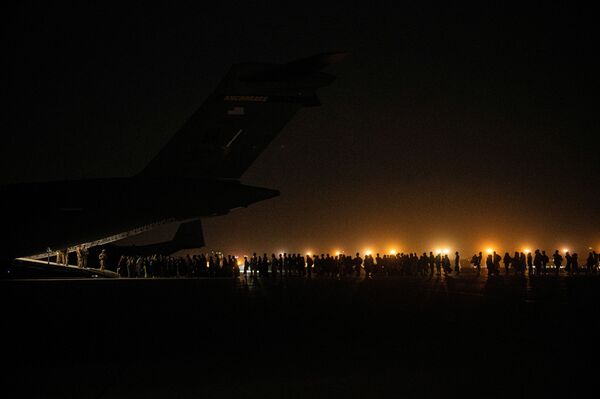 Посадка на военный самолет во время эвакуации из Афганистана  - Sputnik Армения