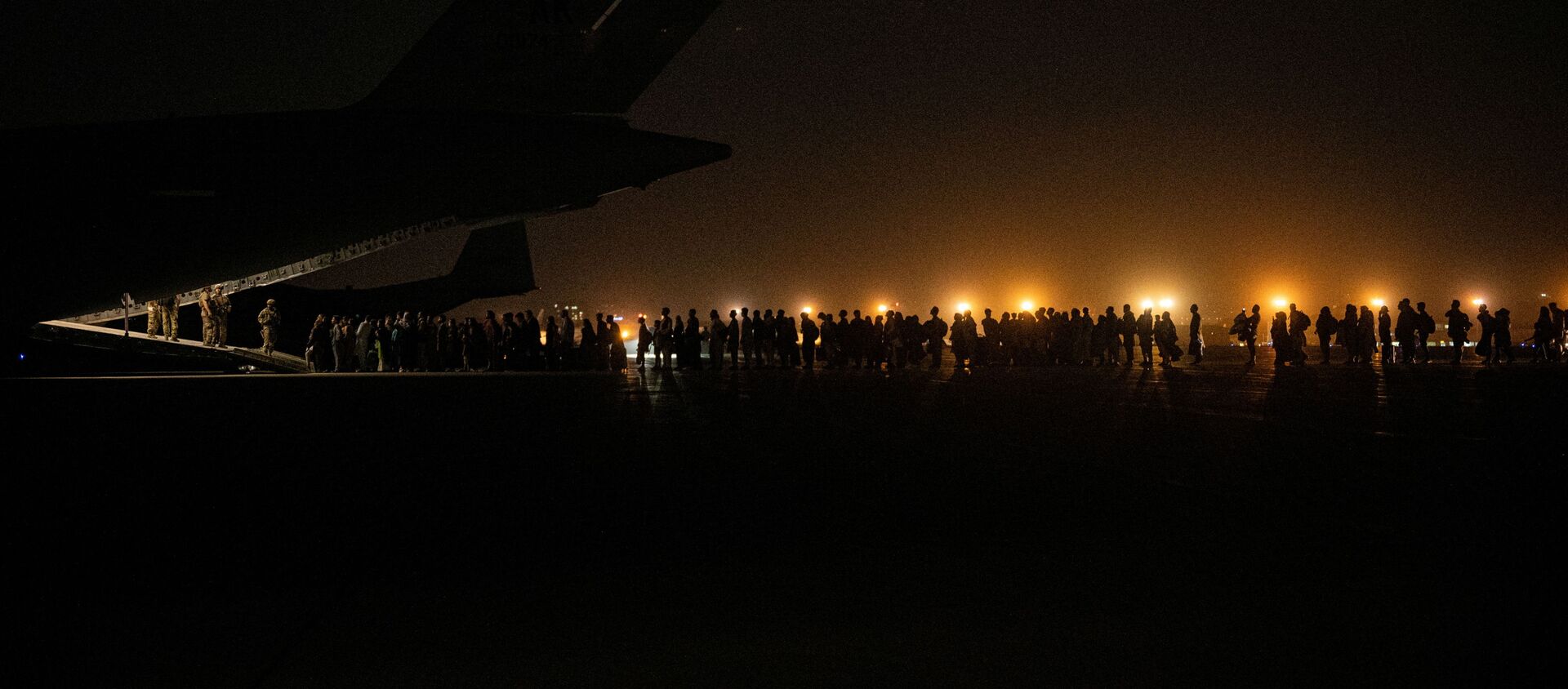Посадка на военный самолет во время эвакуации из Афганистана  - Sputnik Արմենիա, 1920, 27.08.2021