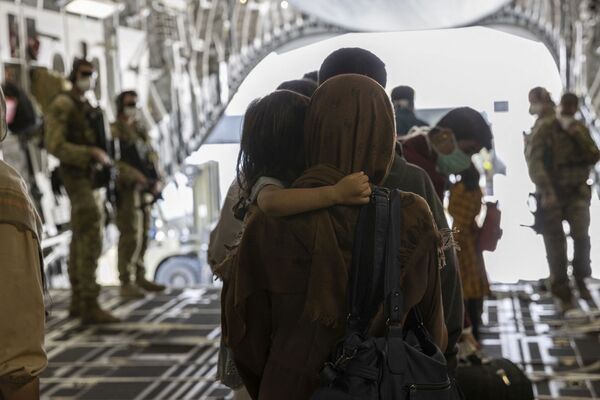 Афганские беженцы покинули страну на борту самолета ВВС Австралии  - Sputnik Армения