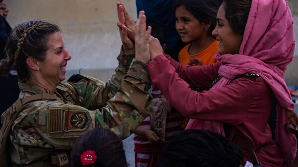 Американский солдат с детьми в аэропорту Кабула  - Sputnik Армения