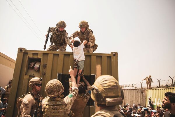 Բրիտանացի և ամերիկացի զինվորները երեխաներին տարհանում են Քաբուլի օդանավակայանից - Sputnik Արմենիա