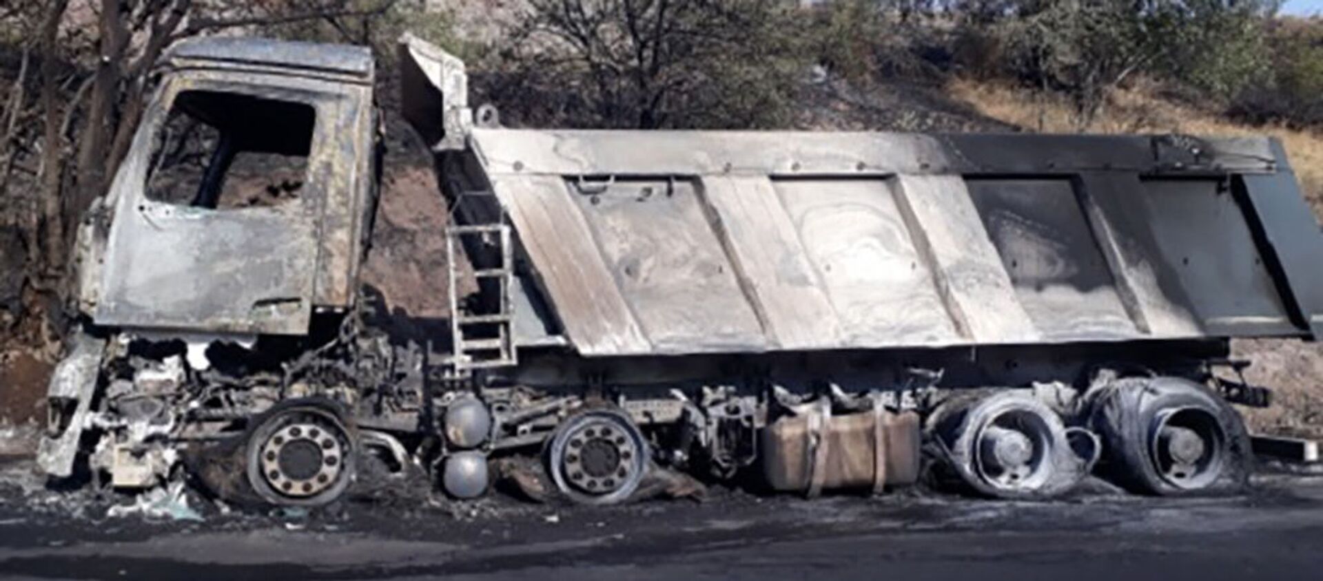 Сгоревший грузовик на автотрассе Капан - Горис - Sputnik Армения, 1920, 23.08.2021