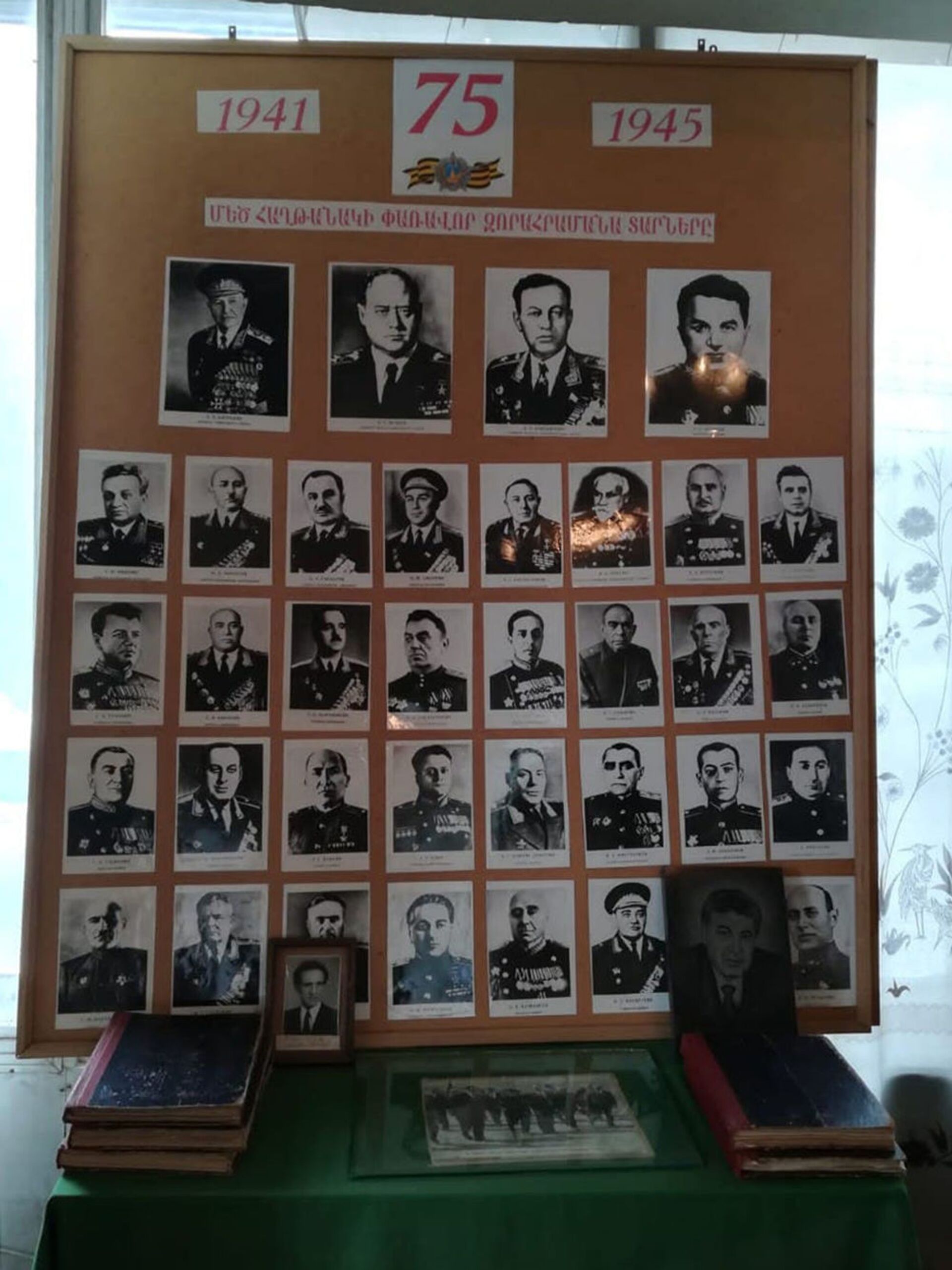 Стенд с фотографиями армянских полководцев ВОВ в Ванадзоре - Sputnik Արմենիա, 1920, 14.09.2021