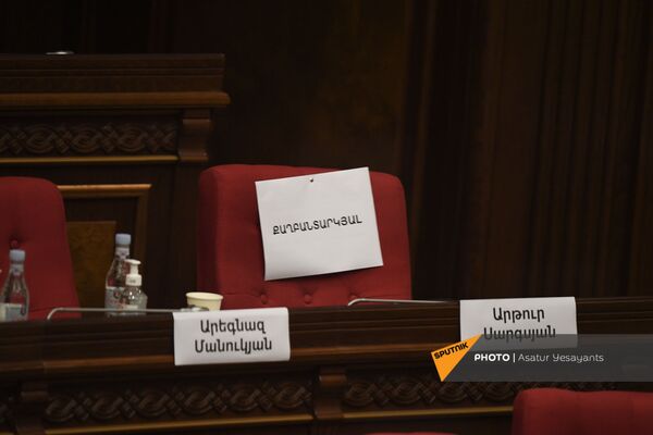 Пустые стулья на заседании Парламента Армении (24 августа 2021). Еревaн - Sputnik Армения