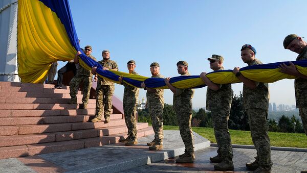 Ветераны армии поднимают государственный флаг Украины в ознаменование Дня государственного флага (23 августа 2021). Киев - Sputnik Армения