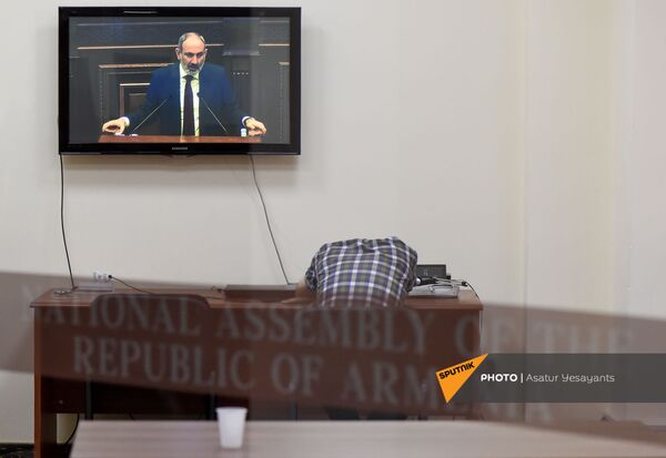 Премьер-министр Никол Пашинян на экране монитора в НС (24 августа 2021). Еревaн - Sputnik Армения