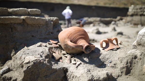 Фрагменты амфор и кувшинов, найденных во время раскопок на территории музея-заповедника Фанагория в Краснодарском крае - Sputnik Армения