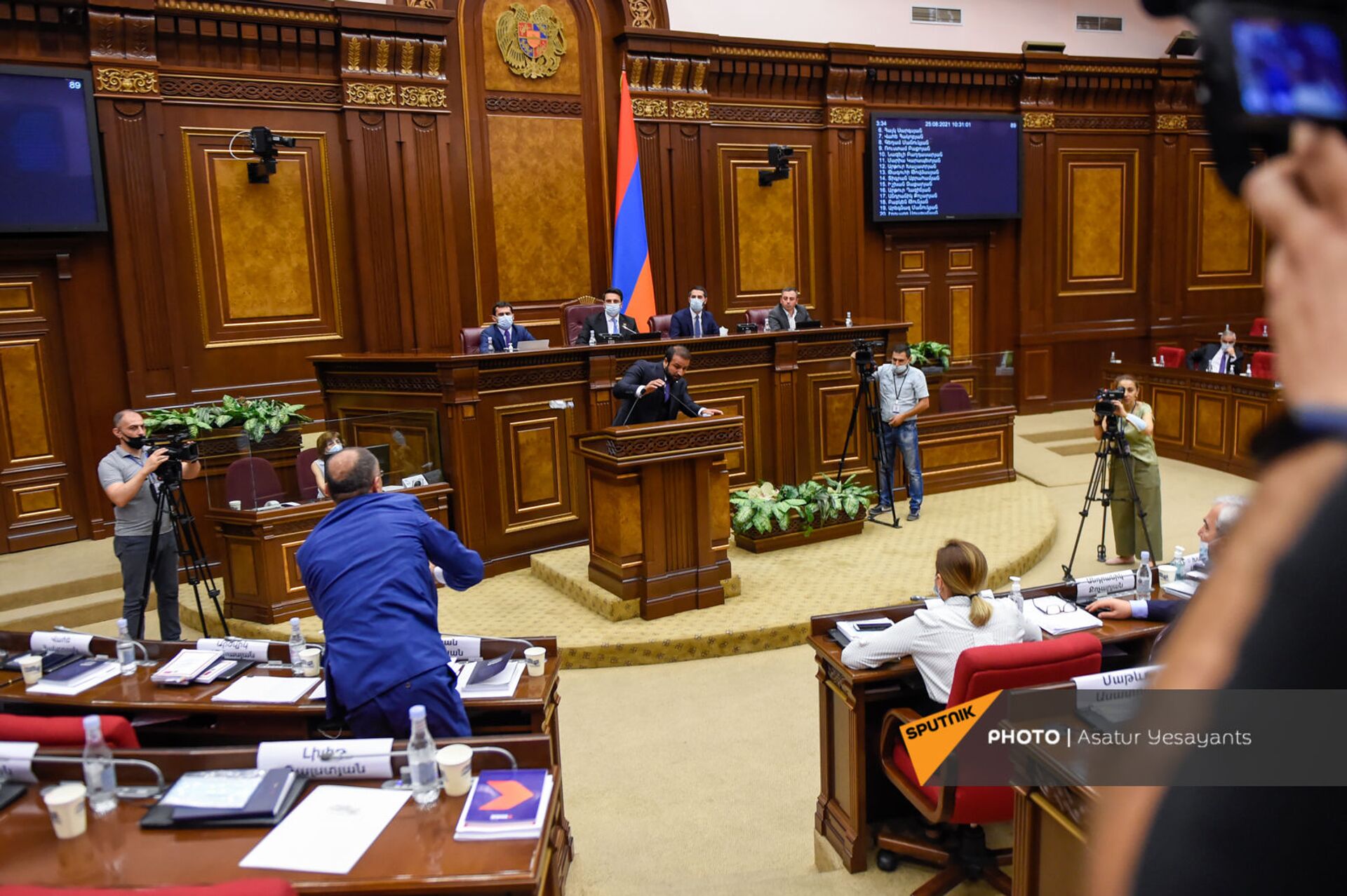 Инцидент в Парламенте Армении во время очередного заседания (25 августа 2021). Еревaн - Sputnik Армения, 1920, 14.09.2021