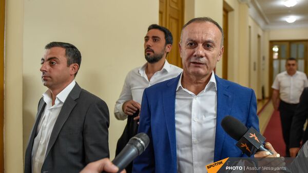 Депутат Сейран Оганян отвечает на вопросы журналистов во время перерыва на очередном заседании Парламента (25 августа 2021). Еревaн - Sputnik Армения