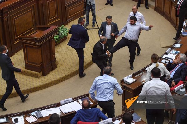 Потасовка в Парламенте Армении во время очередного заседания (25 августа 2021). Еревaн - Sputnik Армения