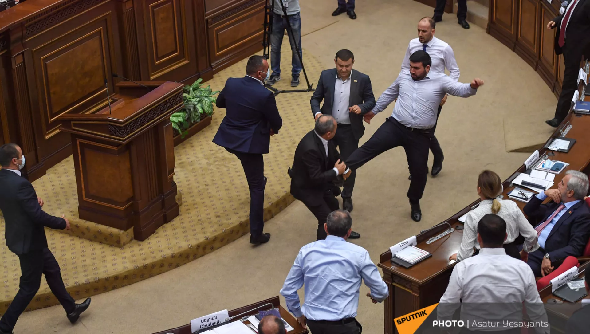 Потасовка в Парламенте Армении во время очередного заседания (25 августа 2021). Еревaн