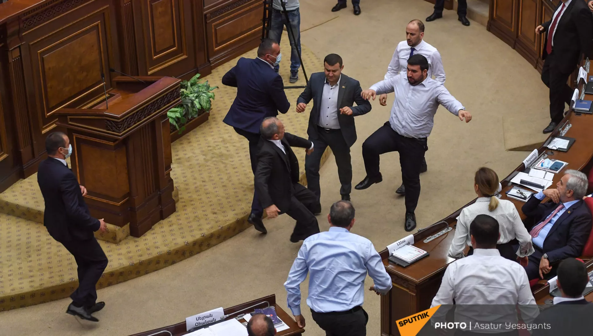 Потасовка в Парламенте Армении во время очередного заседания (25 августа 2021). Еревaн