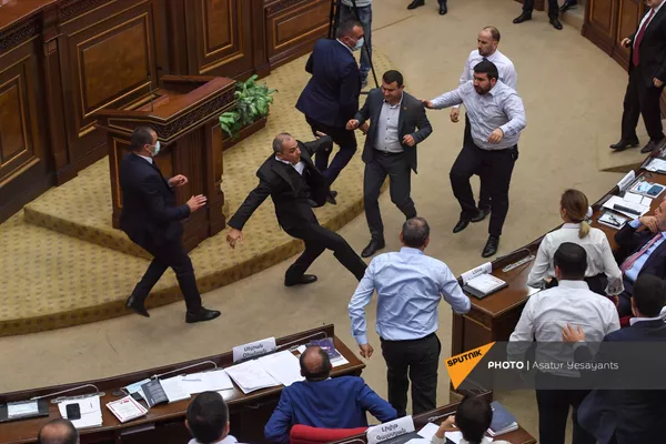 Потасовка в Парламенте Армении во время очередного заседания (25 августа 2021). Еревaн - Sputnik Армения