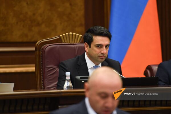 Спикер парламента Ален Симонян наблюдает за выступлением Андраника Теваняна во время очередного заседания Парламента (25 августа 2021). Еревaн - Sputnik Армения