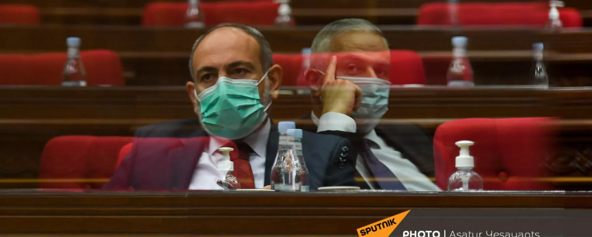 Отражения премьер-министра и вице-премьера на стекле в зале заседаний Парламента Армении (25 августа 2021). Еревaн - Sputnik Армения, 1920, 25.08.2021