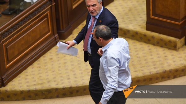 Депутаты Андраник Кочарян и Арцвик Минасян покидают зал заседаний во время перерыва на заседании Парламента (25 августа 2021). Еревaн - Sputnik Армения