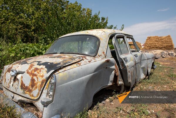 Обветшалый автомобиль в сельском дворе - Sputnik Армения