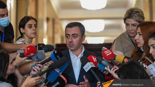 Ишхан Сагателян отвечает на вопросы журналистов после заседания Парламента (26 августа 2021). Еревaн - Sputnik Армения