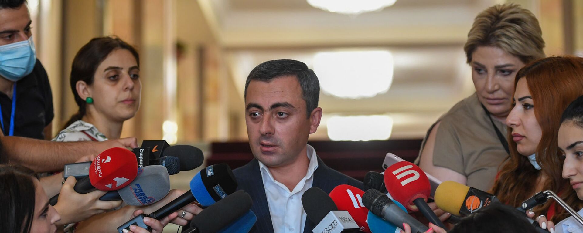 Ишхан Сагателян отвечает на вопросы журналистов после заседания Парламента (26 августа 2021). Еревaн - Sputnik Армения, 1920, 17.09.2021