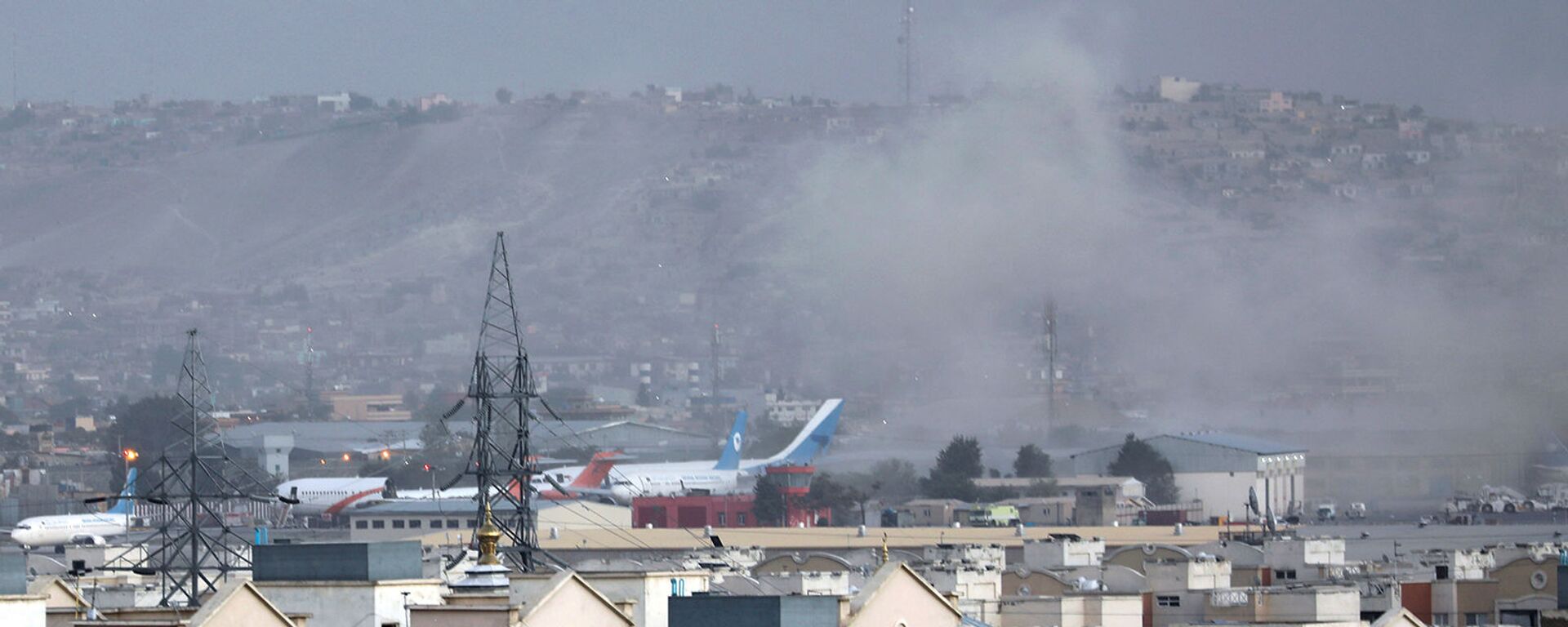 Дым от взрыва возле аэропорта в Кабуле (26 августа 2021). Афганистан - Sputnik Армения, 1920, 26.08.2021