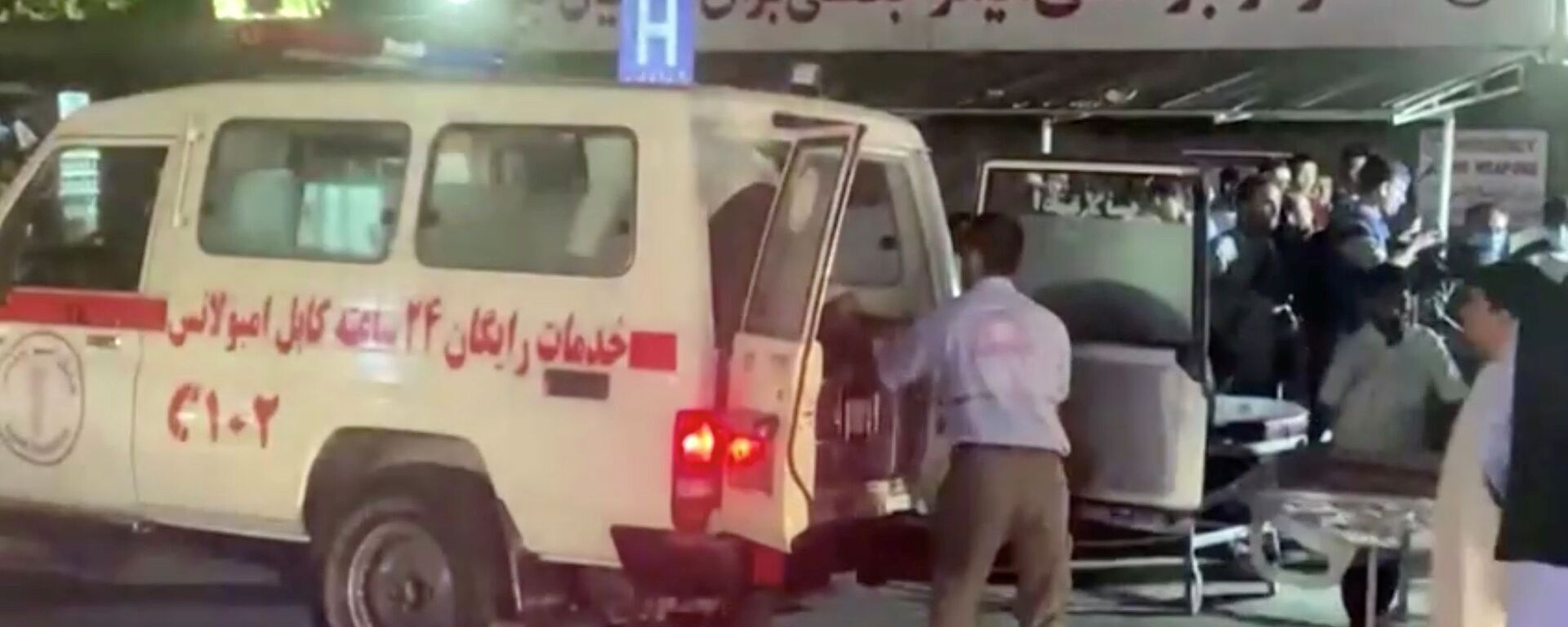 Автомобиль скорой помощи доставляет пострадавших в больницу после нападения в аэропорту Кабула (26 августа 2021). Афганистан - Sputnik Արմենիա, 1920, 27.08.2021